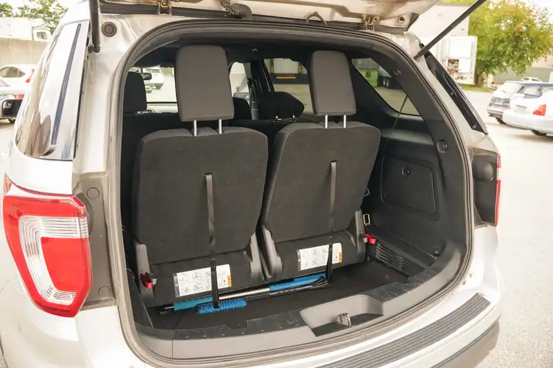 2018 Ford Explorer XLT, stříbrná, 153 923 km, dovoz Kanada — foto 11 z 12