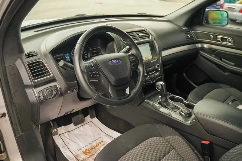 2018 Ford Explorer XLT, stříbrná, 153 923 km, dovoz Kanada — foto 7 z 12