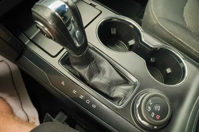 2018 Ford Explorer XLT, stříbrná, 153 923 km, dovoz Kanada — foto 8 z 12