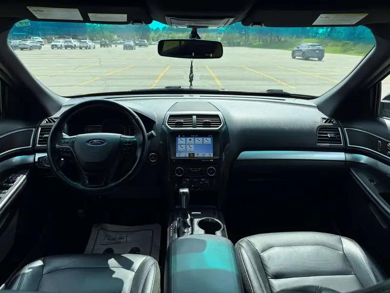 2017 Ford Explorer XLT, šedá, 188 000 km, dovoz Kanada — foto 10 z 12