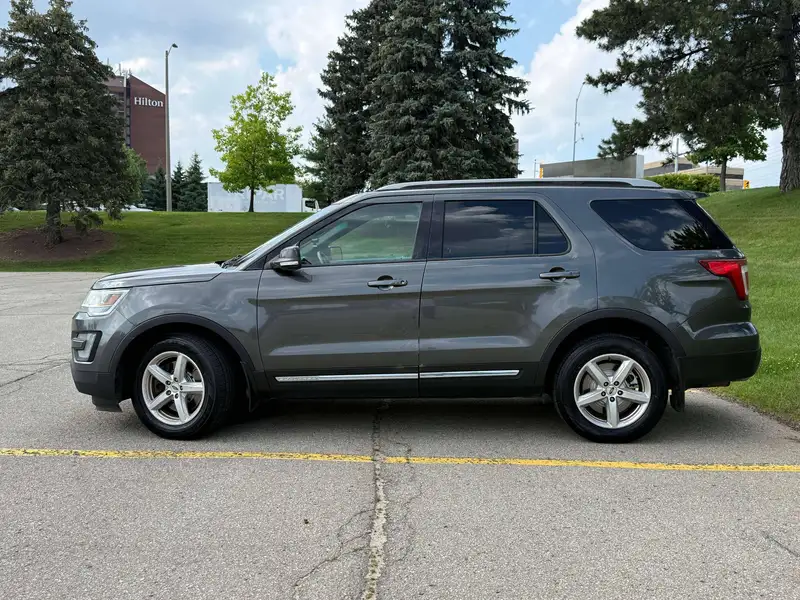 2017 Ford Explorer XLT, šedá, 188 000 km, dovoz Kanada — foto 2 z 12