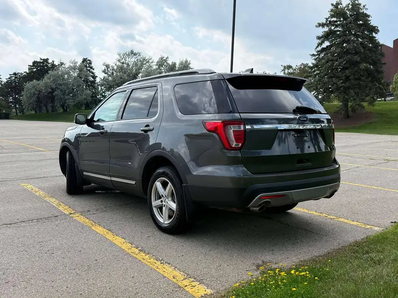 2017 Ford Explorer XLT, šedá, 188 000 km, dovoz Kanada — foto 3 z 12