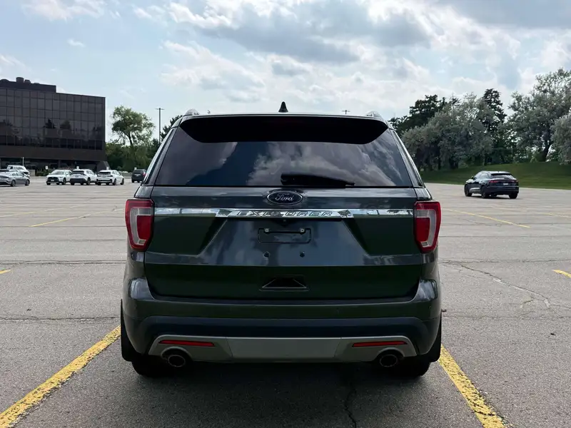2017 Ford Explorer XLT, šedá, 188 000 km, dovoz Kanada — foto 4 z 12