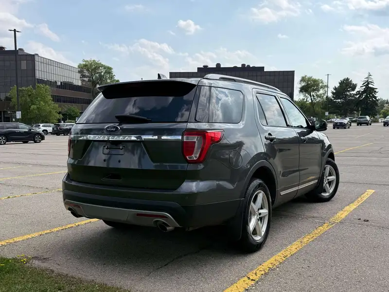 2017 Ford Explorer XLT, šedá, 188 000 km, dovoz Kanada — foto 5 z 12