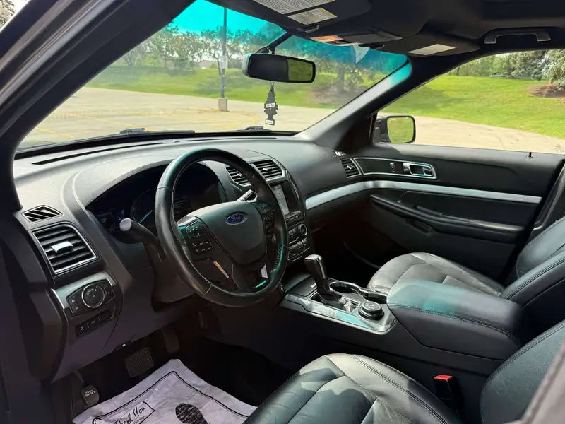 2017 Ford Explorer XLT, šedá, 188 000 km, dovoz Kanada — foto 8 z 12