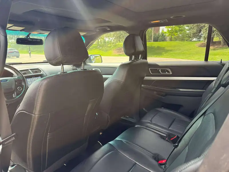 2017 Ford Explorer XLT, šedá, 188 000 km, dovoz Kanada — foto 9 z 12