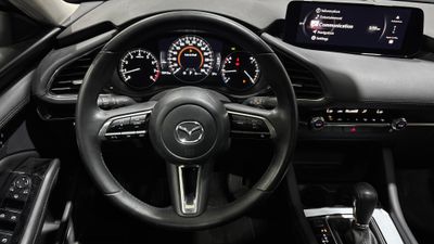 2025 Mazda 3 EVOLVE, bílá, 58 413 km, dovoz SAE — foto 8 z 16