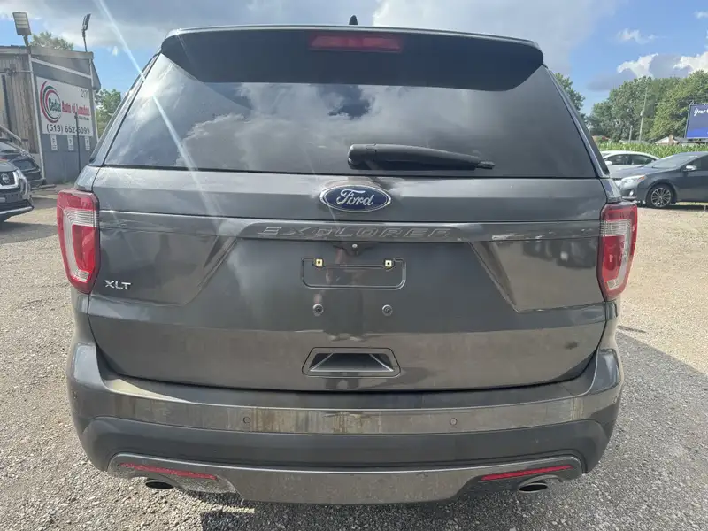 2017 Ford Explorer XLT 4x4 Automatic, šedá, 194 777 km, dovoz Kanada — foto 7 z 12