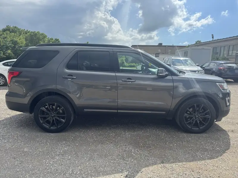 2017 Ford Explorer XLT 4x4 Automatic, šedá, 194 777 km, dovoz Kanada — foto 8 z 12