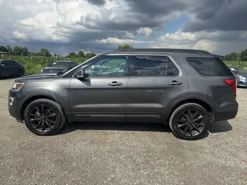 2017 Ford Explorer XLT 4x4 Automatic, šedá, 194 777 km, dovoz Kanada — foto 9 z 12