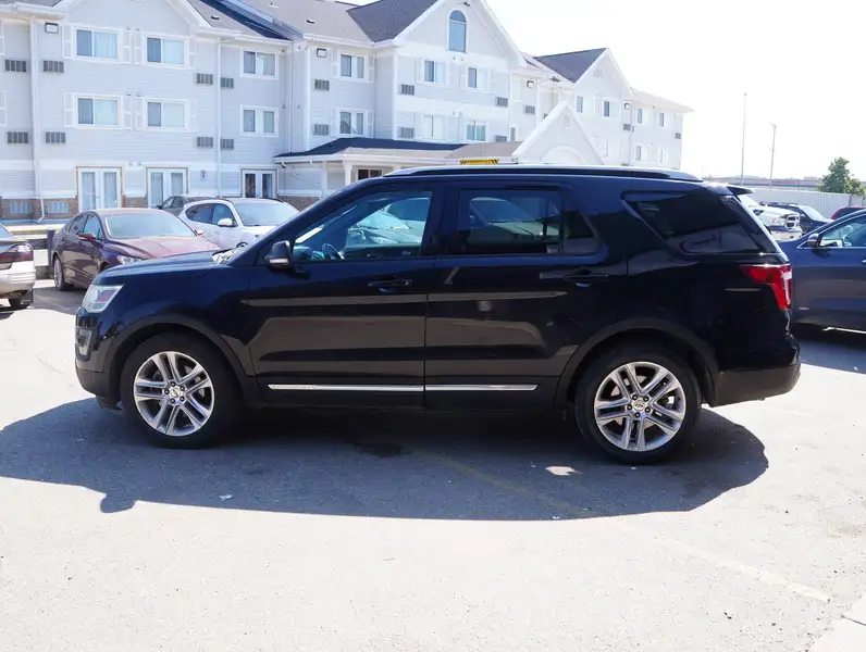 2016 Ford Explorer XLT, modrá, 236 000 km, dovoz Kanada — foto 3 z 12