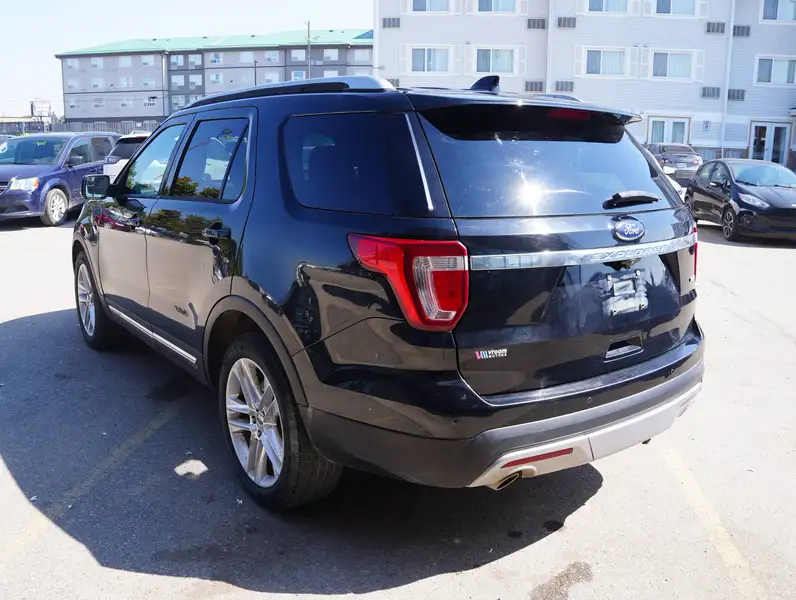 2016 Ford Explorer XLT, modrá, 236 000 km, dovoz Kanada — foto 4 z 12