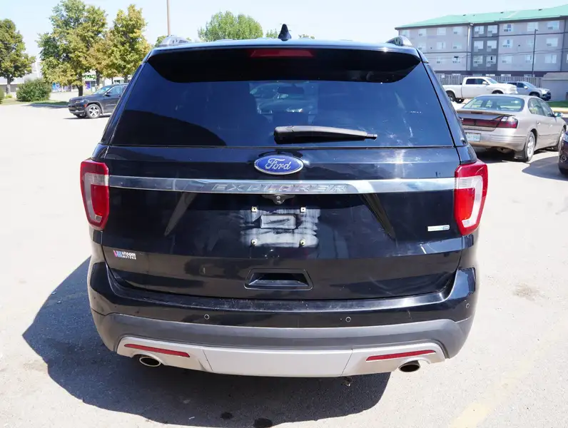 2016 Ford Explorer XLT, modrá, 236 000 km, dovoz Kanada — foto 5 z 12