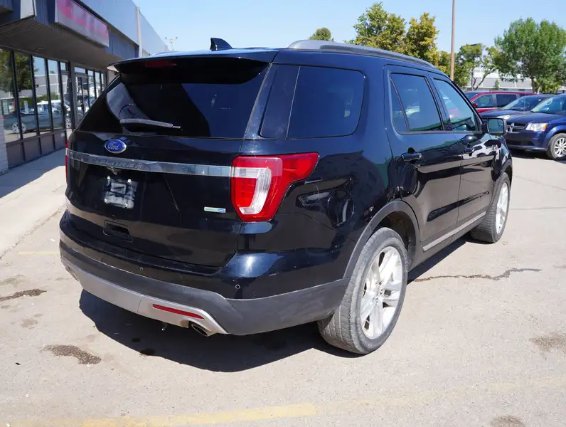 2016 Ford Explorer XLT, modrá, 236 000 km, dovoz Kanada — foto 6 z 12