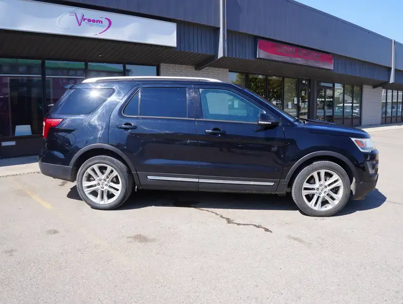 2016 Ford Explorer XLT, modrá, 236 000 km, dovoz Kanada — foto 7 z 12
