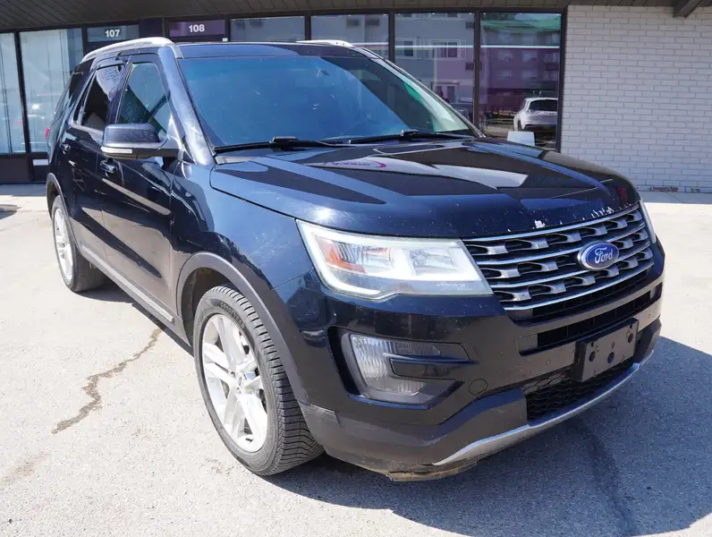 2016 Ford Explorer XLT, modrá, 236 000 km, dovoz Kanada — foto 8 z 12