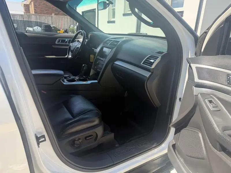 2012 Ford Explorer XLT, bílá, 135 767 km, dovoz Kanada — foto 10 z 12