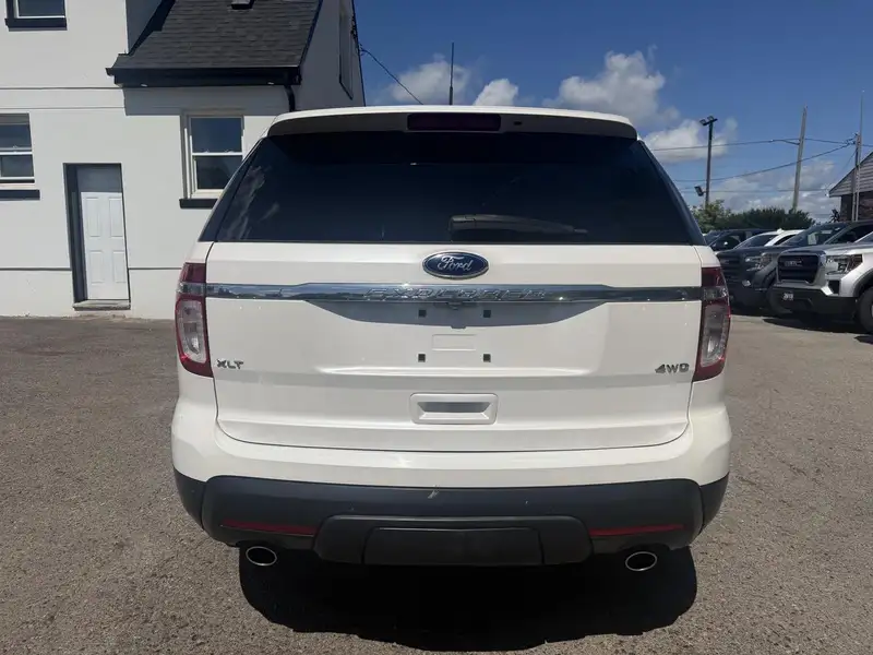 2012 Ford Explorer XLT, bílá, 135 767 km, dovoz Kanada — foto 6 z 12