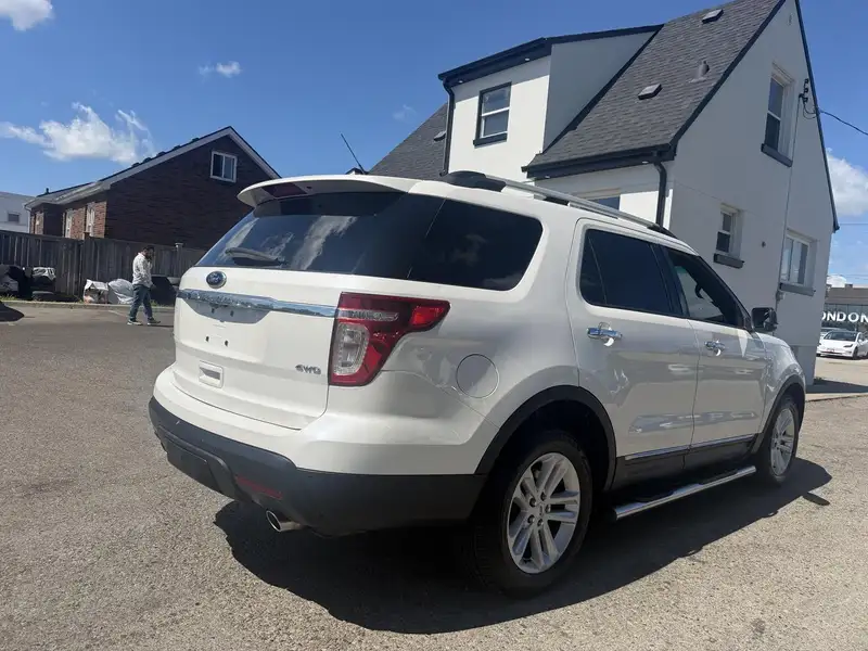 2012 Ford Explorer XLT, bílá, 135 767 km, dovoz Kanada — foto 7 z 12