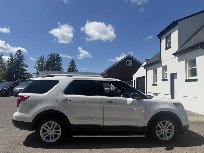 2012 Ford Explorer XLT, bílá, 135 767 km, dovoz Kanada — foto 8 z 12