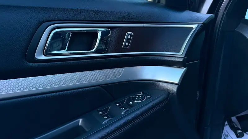 2016 Ford Explorer XLT, černá, 152 000 km, dovoz Kanada — foto 11 z 12