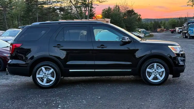 2016 Ford Explorer XLT, černá, 152 000 km, dovoz Kanada — foto 5 z 12