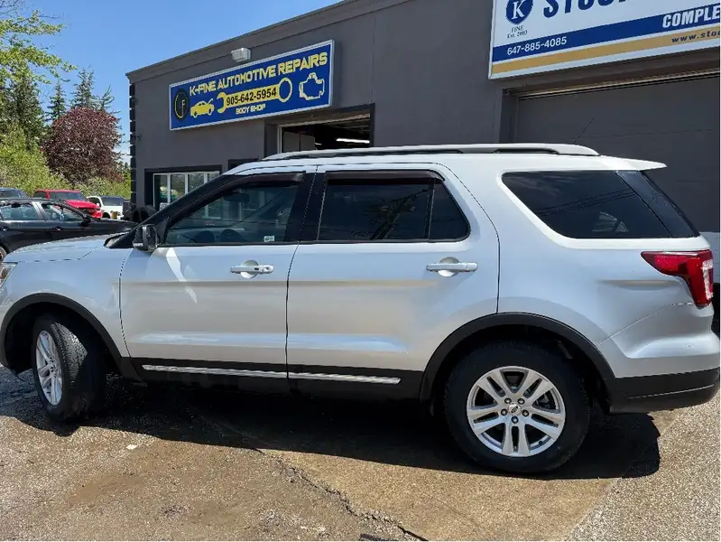 2018 Ford Explorer XLT, stříbrná, 170 185 km, dovoz Kanada — foto 2 z 10