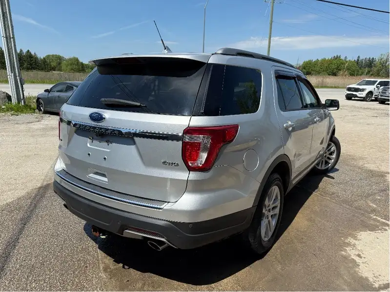 2018 Ford Explorer XLT, stříbrná, 170 185 km, dovoz Kanada — foto 3 z 10