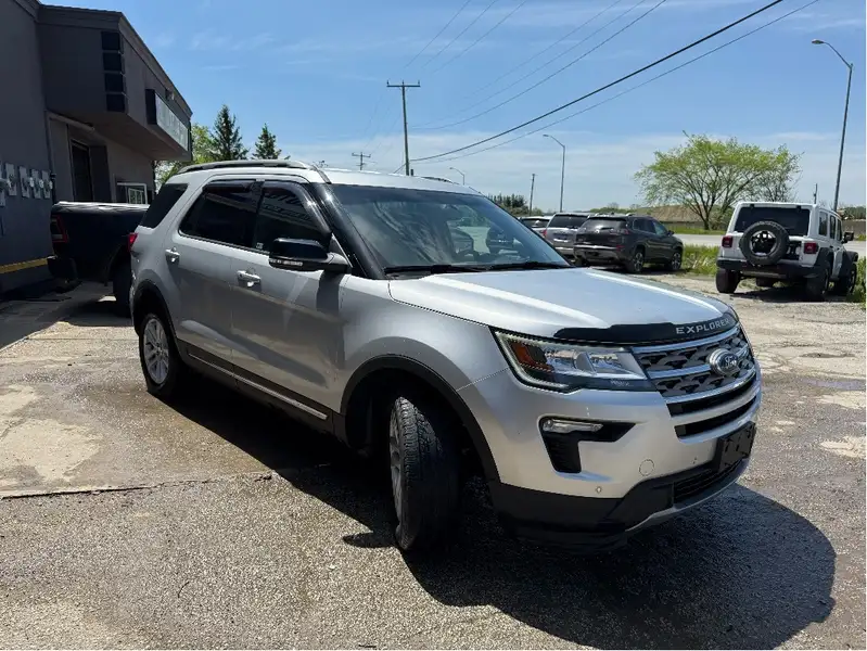 2018 Ford Explorer XLT, stříbrná, 170 185 km, dovoz Kanada — foto 4 z 10