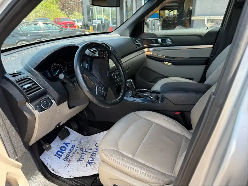 2018 Ford Explorer XLT, stříbrná, 170 185 km, dovoz Kanada — foto 5 z 10
