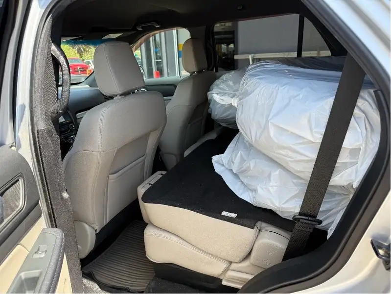 2018 Ford Explorer XLT, stříbrná, 170 185 km, dovoz Kanada — foto 6 z 10