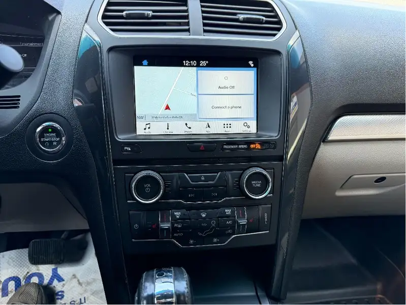 2018 Ford Explorer XLT, stříbrná, 170 185 km, dovoz Kanada — foto 9 z 10