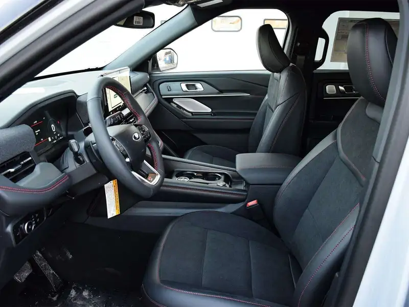 2026 Ford Explorer ST, bílá, 27 km, dovoz Kanada — foto 11 z 12
