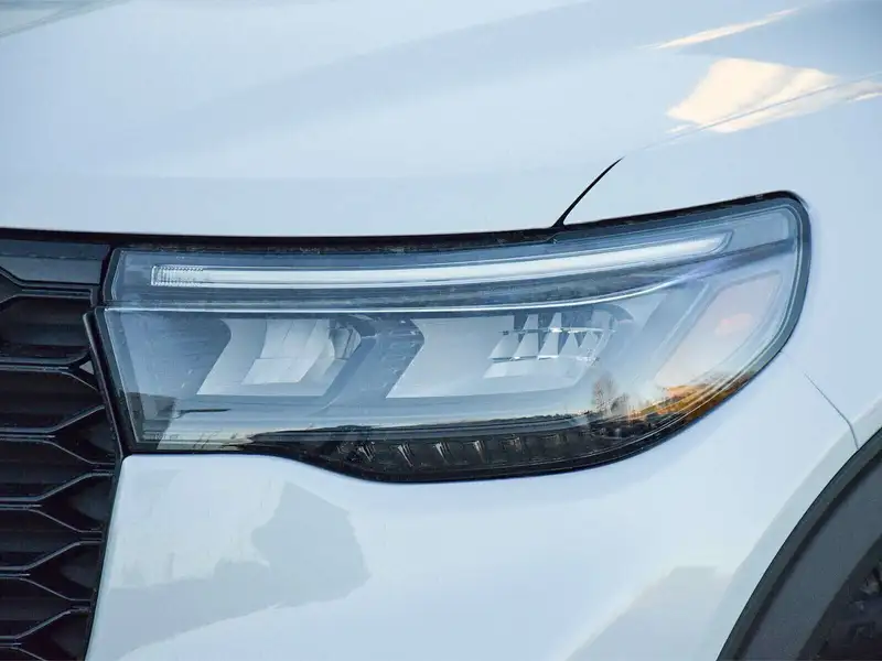 2026 Ford Explorer ST, bílá, 27 km, dovoz Kanada — foto 3 z 12