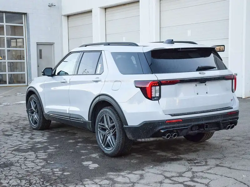 2026 Ford Explorer ST, bílá, 27 km, dovoz Kanada — foto 6 z 12
