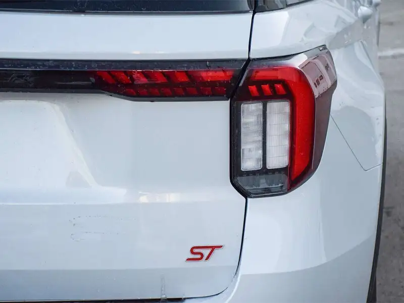 2026 Ford Explorer ST, bílá, 27 km, dovoz Kanada — foto 8 z 12