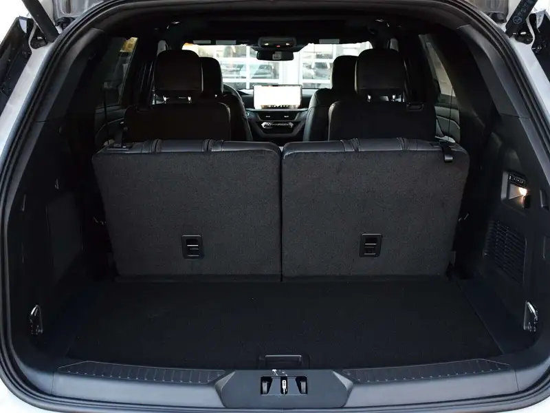 2026 Ford Explorer ST, bílá, 27 km, dovoz Kanada — foto 9 z 12