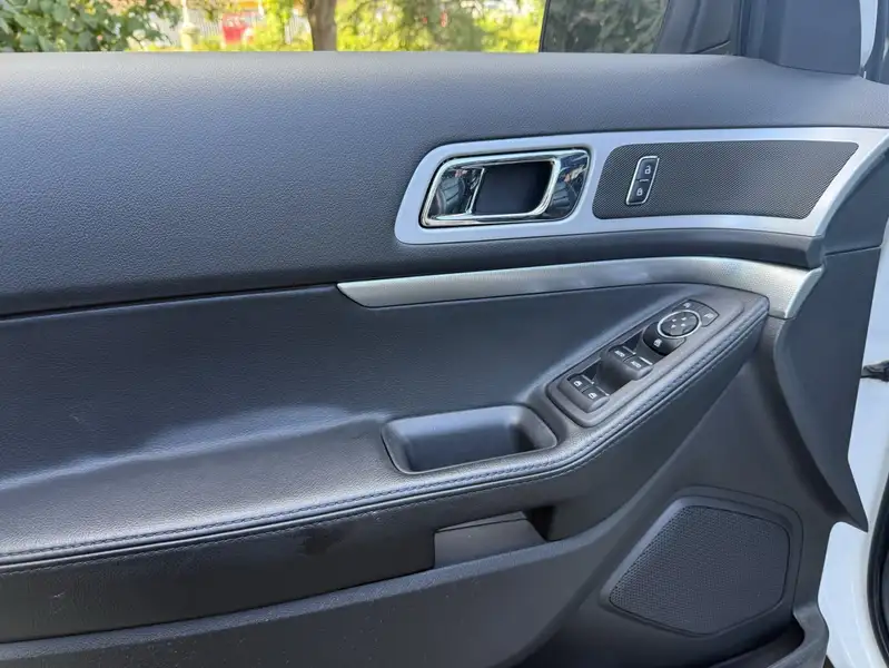 2014 Ford Explorer, 112 975 km, dovoz Kanada — foto 10 z 12