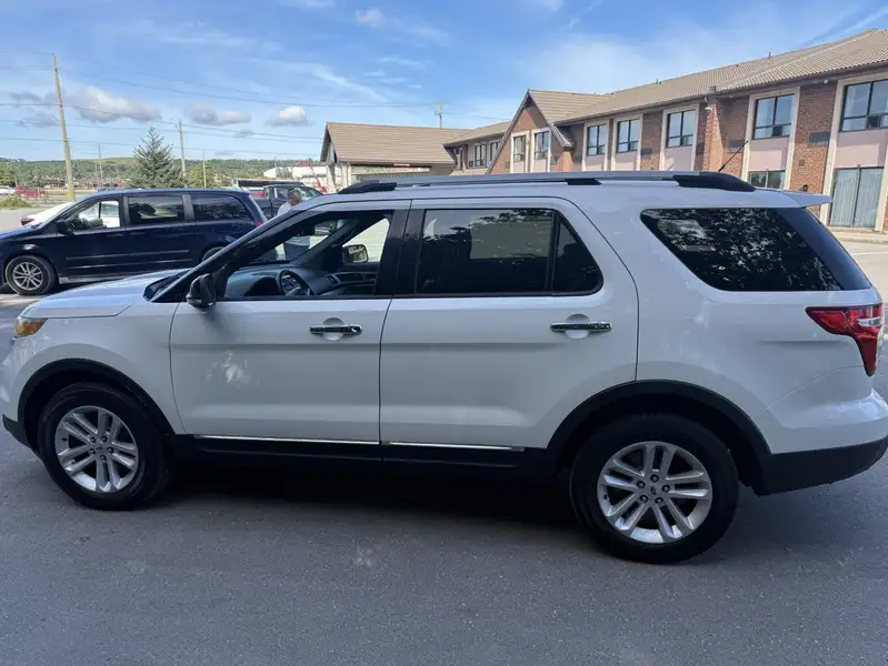 2014 Ford Explorer, 112 975 km, dovoz Kanada — foto 8 z 12