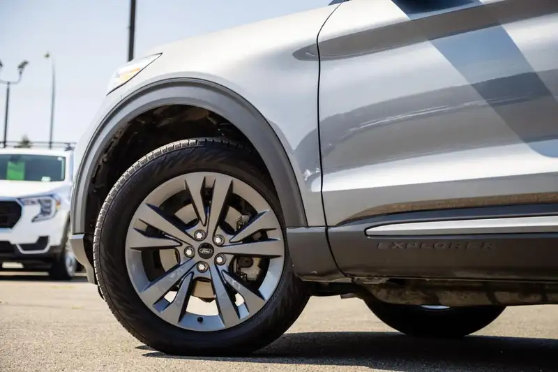 2023 Ford Explorer XLT, šedá, 97 216 km, dovoz Kanada — foto 3 z 12
