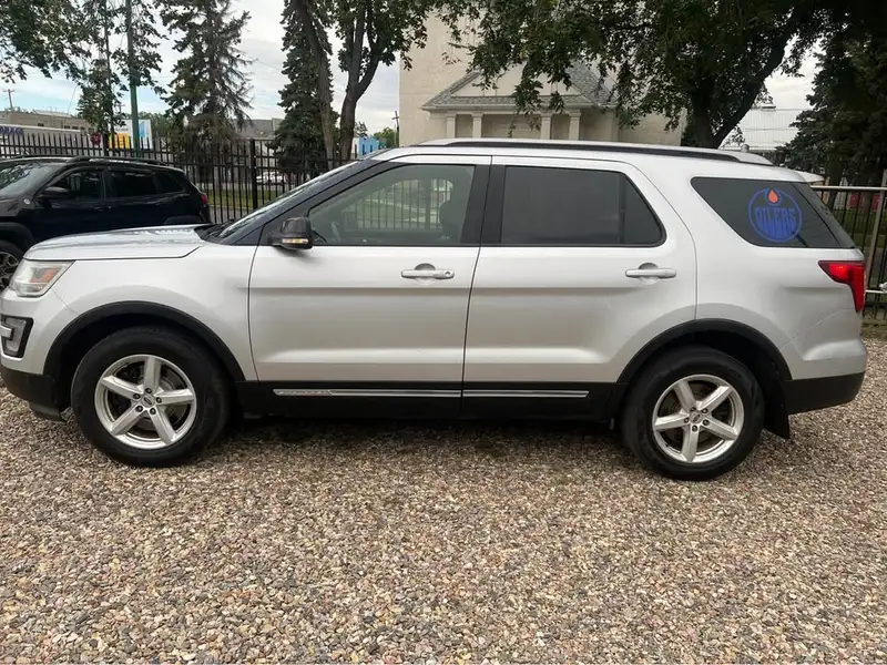 2016 Ford Explorer XLT, bílá, 196 400 km, dovoz Kanada — foto 3 z 5