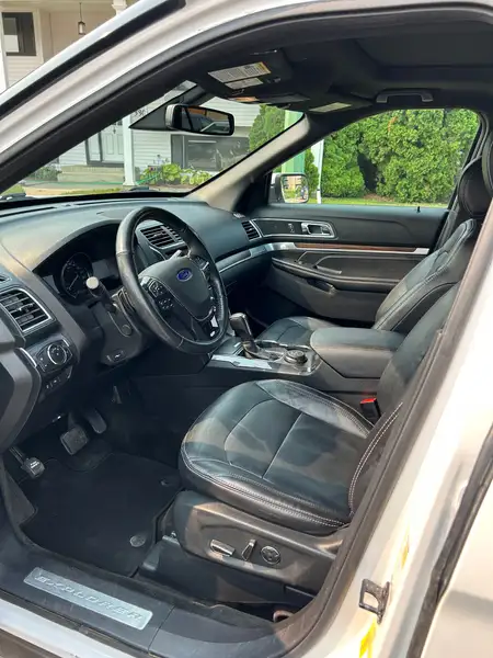 2017 Ford Explorer Limited, bílá, 150 970 km, dovoz Kanada — foto 2 z 10