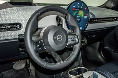 2025 MINI Cooper S STANDARD, červená, 500 km, dovoz SAE — foto 9 z 16