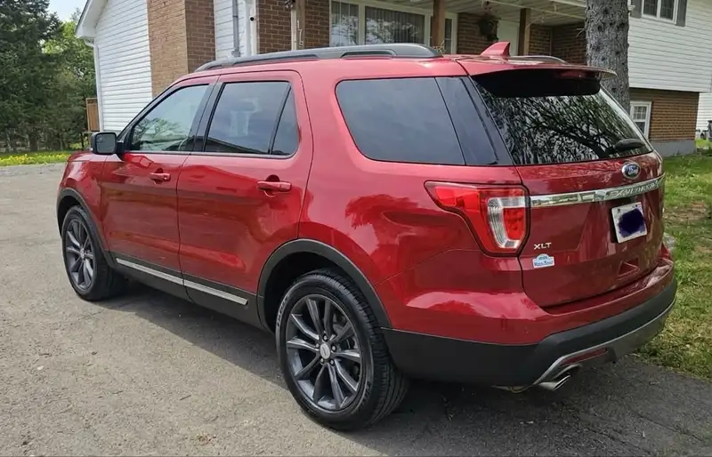 2017 Ford Explorer XLT, červená, 103 680 km, dovoz Kanada — foto 10 z 12