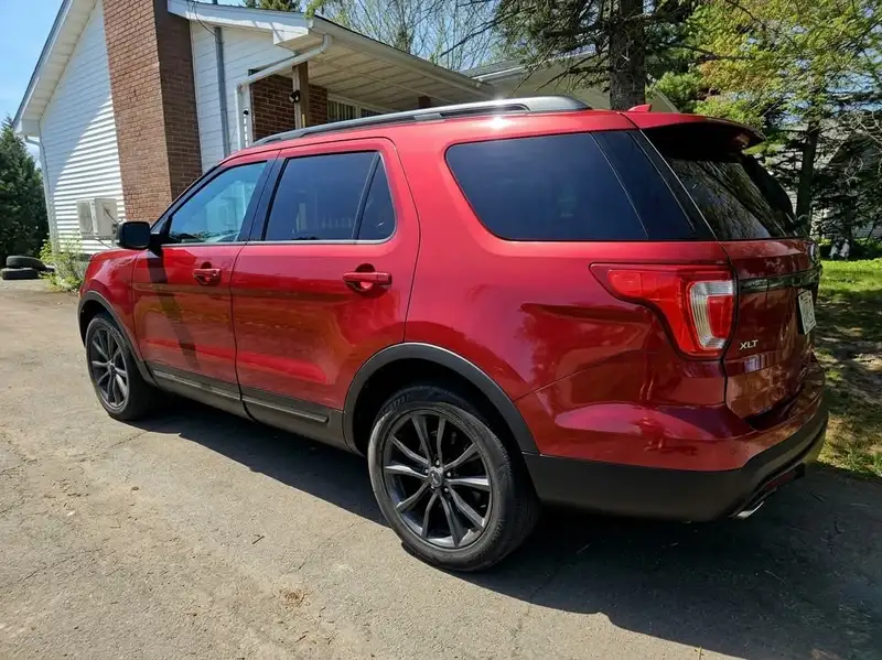 2017 Ford Explorer XLT, červená, 103 680 km, dovoz Kanada — foto 11 z 12