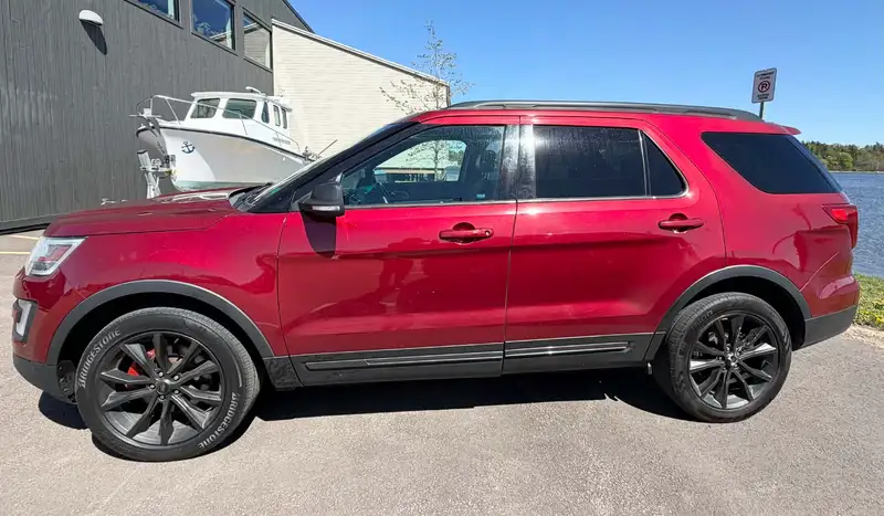 2017 Ford Explorer XLT, červená, 103 680 km, dovoz Kanada — foto 2 z 12