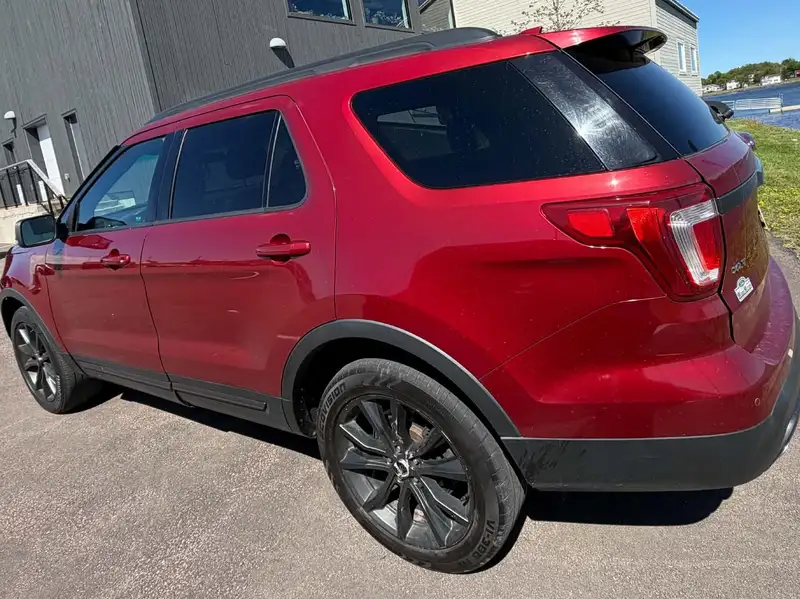 2017 Ford Explorer XLT, červená, 103 680 km, dovoz Kanada — foto 3 z 12
