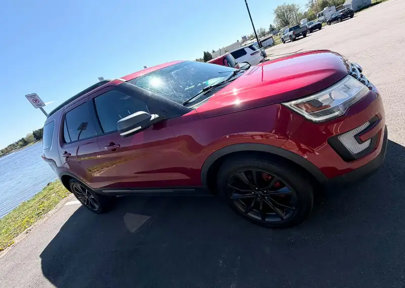 2017 Ford Explorer XLT, červená, 103 680 km, dovoz Kanada — foto 4 z 12