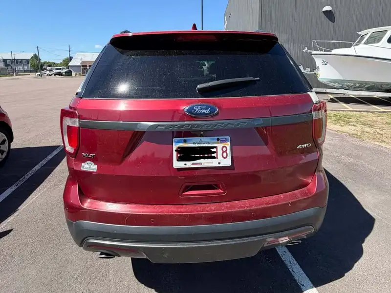 2017 Ford Explorer XLT, červená, 103 680 km, dovoz Kanada — foto 5 z 12
