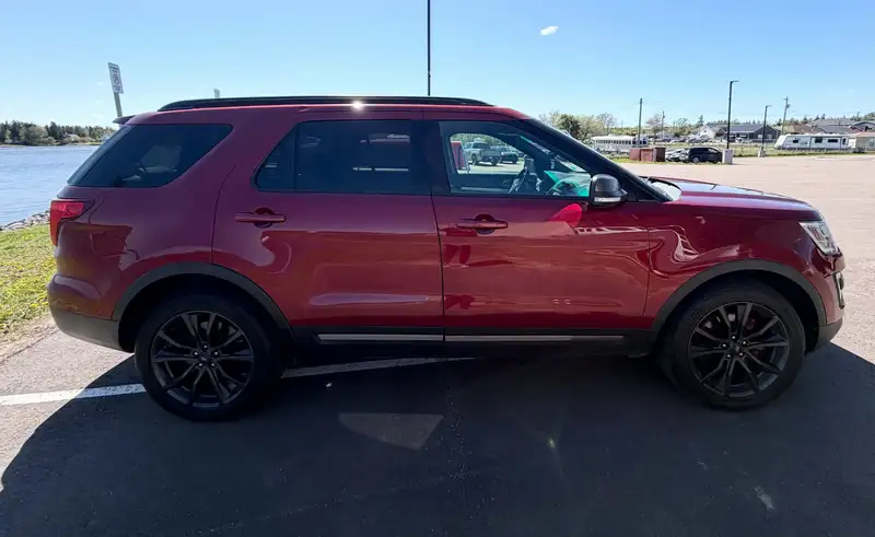 2017 Ford Explorer XLT, červená, 103 680 km, dovoz Kanada — foto 7 z 12